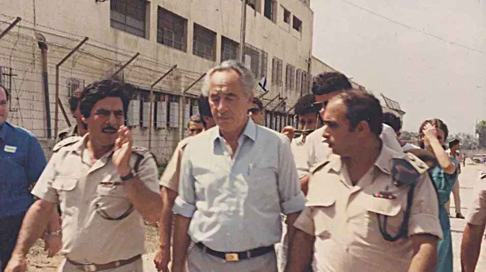 ביקורו הראשון של שמעון פרס, אז ראש ממשלה במתחם שב"ס בשנת 1985 ביקורו הראשון של שמעון פרס, אז ראש ממשלה במתחם שב"ס בשנת 1985