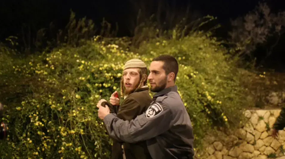 פעילי ימין מפגינים ברחבת הכנסת נגד פינוי המאחז מעלה רחבעם, פברואר 2013