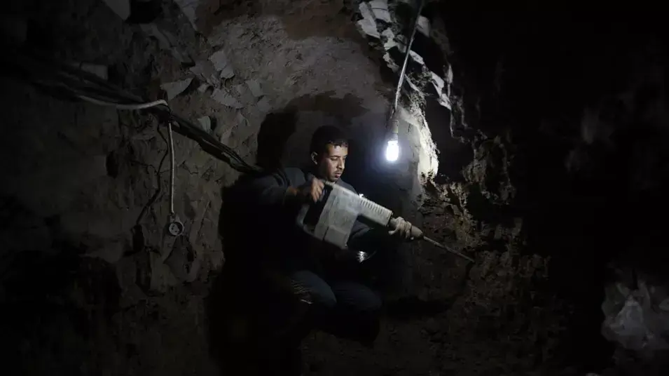 אדם מתקן מנהרת הברחה שהוצפה על ידי מצרים ברפיח, פברואר 2013 אדם מתקן מנהרת הברחה שהוצפה על ידי מצרים ברפיח, פברואר 2013