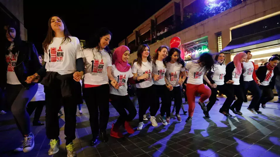 נשים רוקדות במחאה על אלימות נגד נשים נשים רוקדות במחאה על אלימות נגד נשים