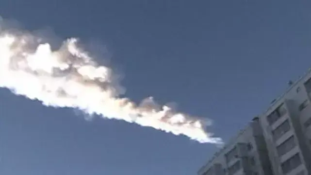 מטאור חולף בשמי העיר צ'ליבבינסק שבהרי אורל, רוסיה, 15 פברואר 2012 מטאור חולף בשמי העיר צ'ליבבינסק שבהרי אורל, רוסיה, 15 פברואר 2012
