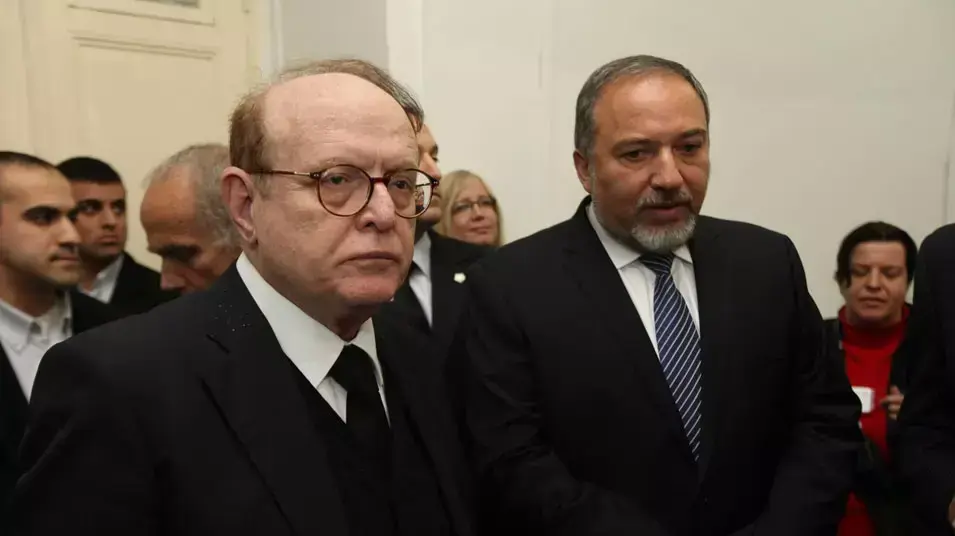 השר לשעבר אביגדור ליברמן ועו"ד יעקב וינרוט, בפתיחת משפטו בבית משפט השלום בירושלים, פברואר 2013 השר לשעבר אביגדור ליברמן ועו"ד יעקב וינרוט, בפתיחת משפטו בבית משפט השלום בירושלים, פברואר 2013