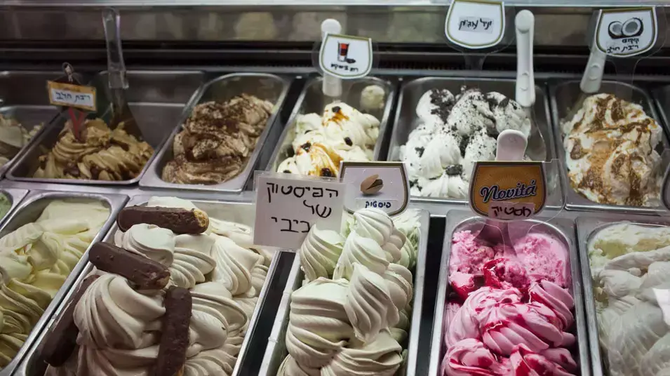 גלידריית מטודלה בירושלים, בה אוכל ראש הממשלה בנימין נתניהו את גלידת הפיסטוק המפורסמת שלו, פברואר 2013 גלידריית מטודלה בירושלים, בה אוכל ראש הממשלה בנימין נתניהו את גלידת הפיסטוק המפורסמת שלו, פברואר 2013