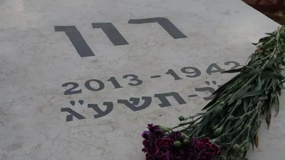 קברו של רון נחמן, ראש עיריית אריאל לשעבר, שקיבל פרס ישראל לאחר מותו. פברואר 2013 קברו של רון נחמן, ראש עיריית אריאל לשעבר, שקיבל פרס ישראל לאחר מותו. פברואר 2013