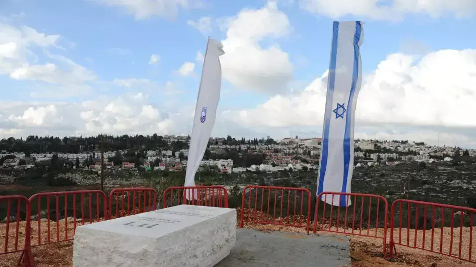 קברו של רון נחמן, ראש עיריית אריאל לשעבר, שקיבל פרס ישראל לאחר מותו. פברואר 2013 קברו של רון נחמן, ראש עיריית אריאל לשעבר, שקיבל פרס ישראל לאחר מותו. פברואר 2013