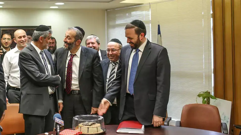 ישיבת סיעה של ש"ס ואריה דרעי חוגג יומולדת, פברואר 2013 ישיבת סיעה של ש"ס ואריה דרעי חוגג יומולדת, פברואר 2013