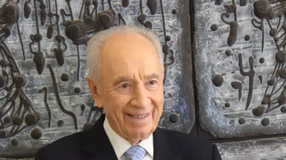 נשיא המדינה שמעון פרס לקראת הענקת "עיטור הנשיא" לנשיא אובמה במהלך ביקורו בישראל, פברואר 2013
