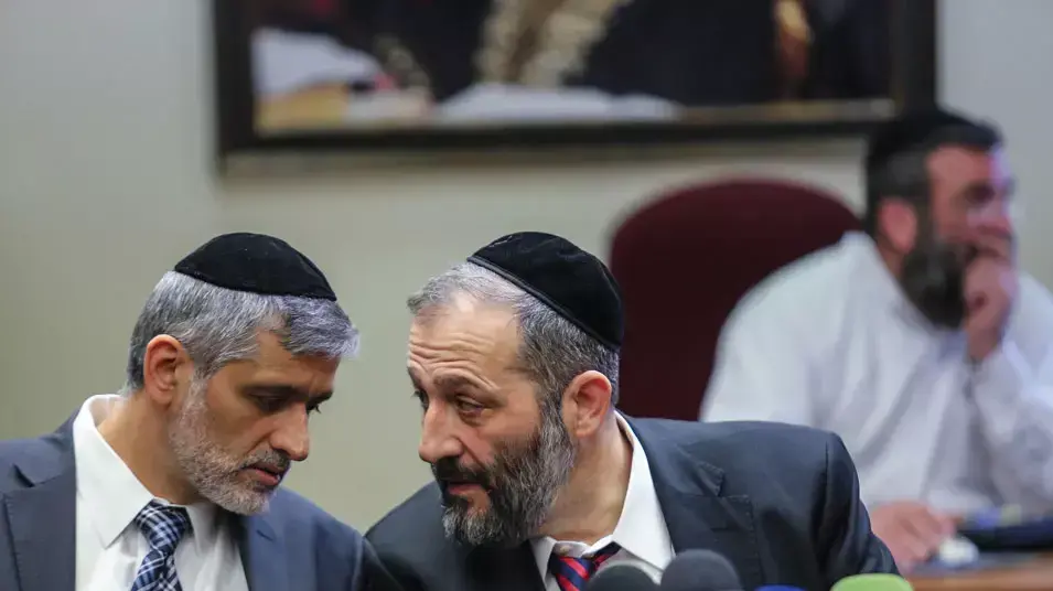 אריה דרעי ואלי ישי בישיבת סיעה של ש"ס, פברואר 2013