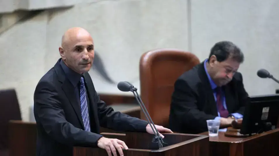 ח"כ עופר שלח נואם במליאת הכנסת, פברואר 2013 ח"כ עופר שלח נואם במליאת הכנסת, פברואר 2013