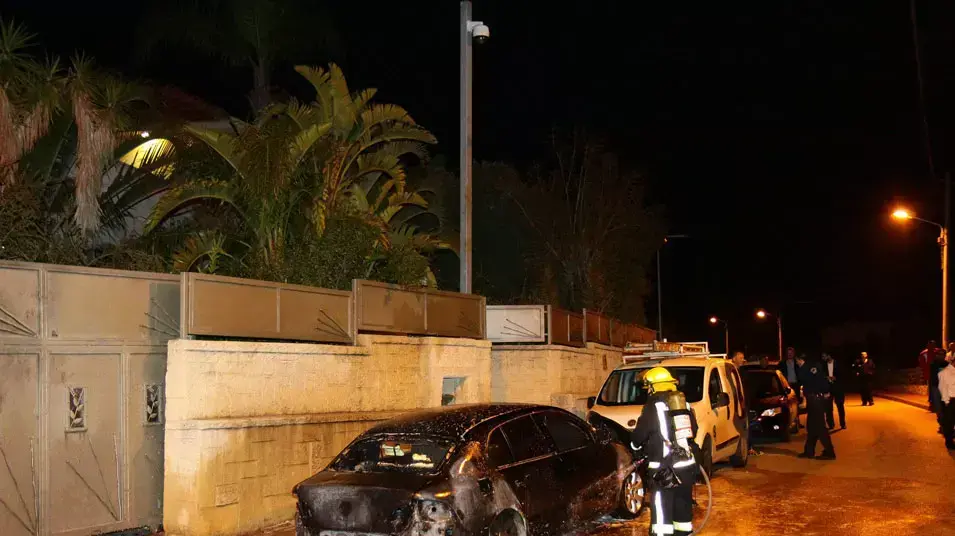 רכבו של ראש עיריית חדרה הוצת, 20 בפברואר 2013 רכבו של ראש עיריית חדרה הוצת, 20 בפברואר 2013