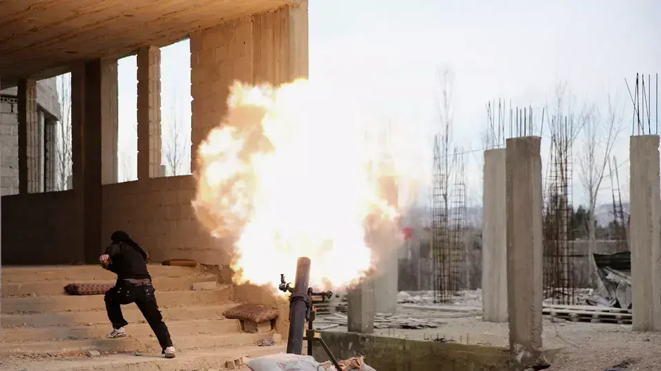 מורדים סורים יורים מרגמות לעבר ארמונו של בשאר אסד. דמשק, פברואר 2013 מורדים סורים יורים מרגמות לעבר ארמונו של בשאר אסד. דמשק, פברואר 2013