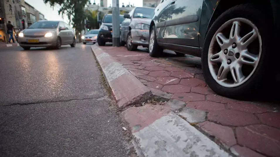 רכבים חונים כאוות נפשם ביום ללא אכיפה בתל אביב, פברואר 2013