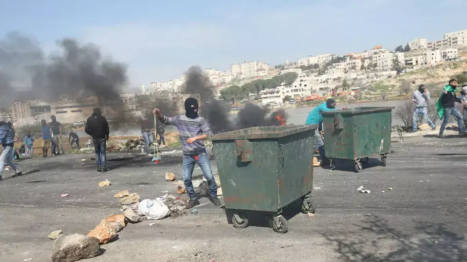 הפגנת פלסטינים בביתוניא, פברואר 2013 הפגנת פלסטינים בביתוניא, פברואר 2013