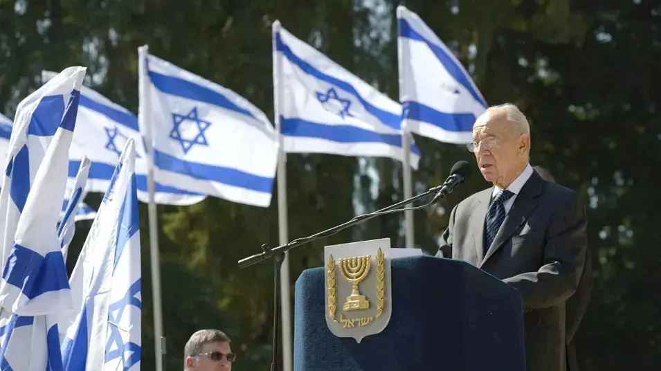 נשיא המדינה שמעון פרס בטקס אזכרה ממלכתי ליוסף טרומפלדור בתל חי, על קבר האריה השואג. פברואר 2013 נשיא המדינה שמעון פרס בטקס אזכרה ממלכתי ליוסף טרומפלדור בתל חי, על קבר האריה השואג. פברואר 2013