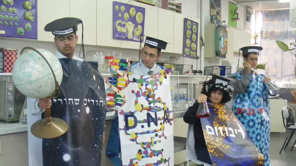 תמונת היום תלמידי אורט סינגאלובסקי בתל אביב התחפשו למדענים, 22 בפברואר 2013