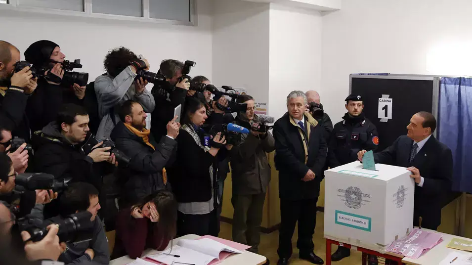 סילביו ברלוסקוני מצביע בקלפי. מילאנו, 24 בפברואר 2013 סילביו ברלוסקוני מצביע בקלפי. מילאנו, 24 בפברואר 2013