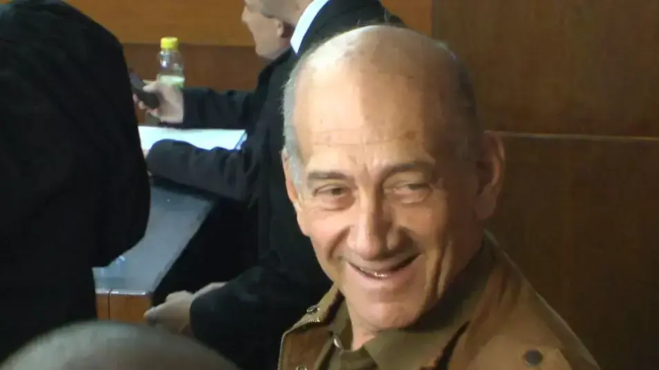 צוות ההגנה של אולמרט: "הוא לא בין משוחדי הולילנד"