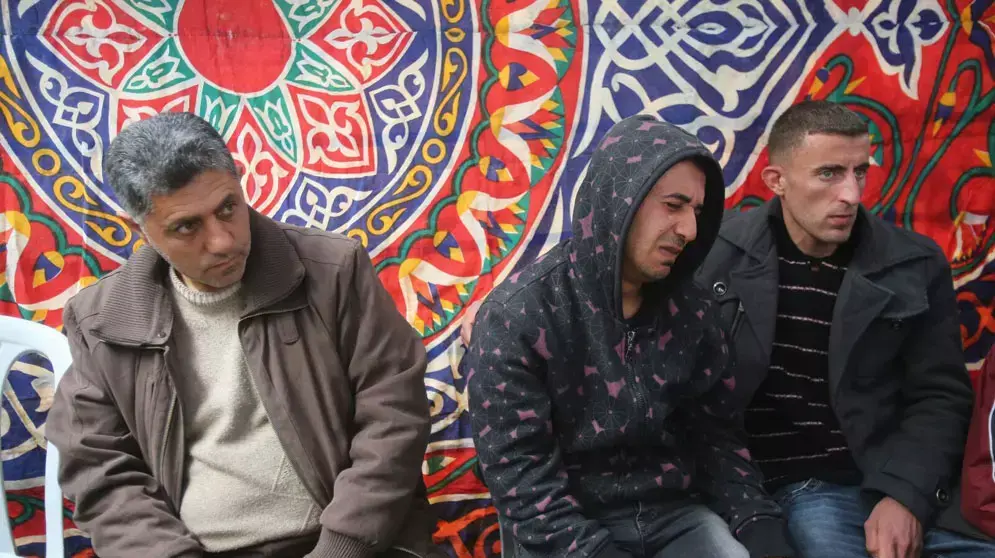 סוכת האבלים של משפחת העצור ערפאת ג'ראדאת, תושב הכפר סעיר הסמוך לחברון שנפטר בכלא מגידו (הבוכה בסוכה הוא מוטעז אחיו), פברואר2013 סוכת האבלים של משפחת העצור ערפאת ג'ראדאת, תושב הכפר סעיר הסמוך לחברון שנפטר בכלא מגידו (הבוכה בסוכה הוא מוטעז אחיו), פברואר2013