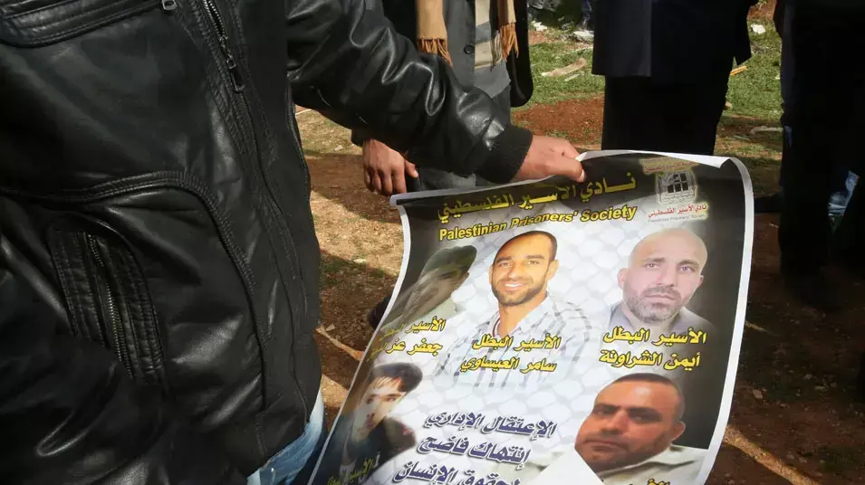 סוכת האבלים של משפחת העצור ערפאת ג'ראדאת, תושב הכפר סעיר הסמוך לחברון שנפטר בכלא מגידו, פברואר2013