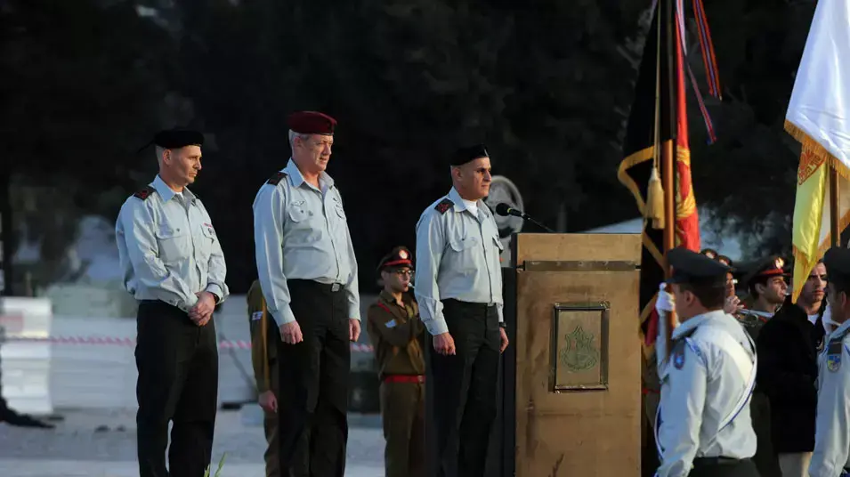 האלוף הנכנס גיא צור והאלוף היוצא סמי תורג'מן בטקס חילופי מפקד זרוע היבשה , פברואר 2013 האלוף הנכנס גיא צור והאלוף היוצא סמי תורג'מן בטקס חילופי מפקד זרוע היבשה , פברואר 2013