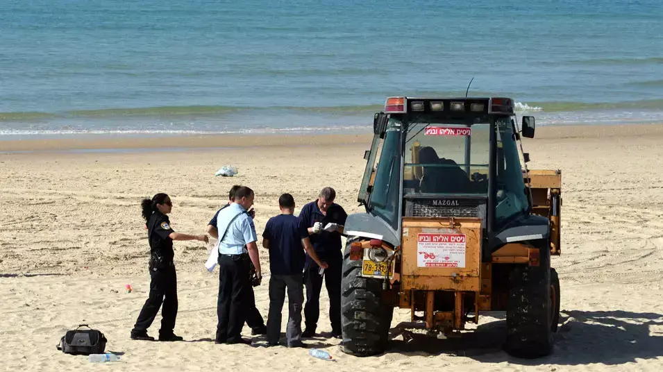 גבר ששכב על חוף הים בבת ים נדרס על ידי טרקטור ונהרג, פברואר 2013
