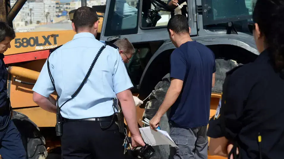 גבר ששכב על חוף הים בבת ים נדרס על ידי טרקטור ונהרג, פברואר 2013 גבר ששכב על חוף הים בבת ים נדרס על ידי טרקטור ונהרג, פברואר 2013