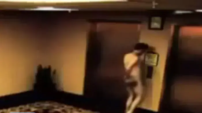 גבר שנתקע ערום מחוץ לחדרו במלון