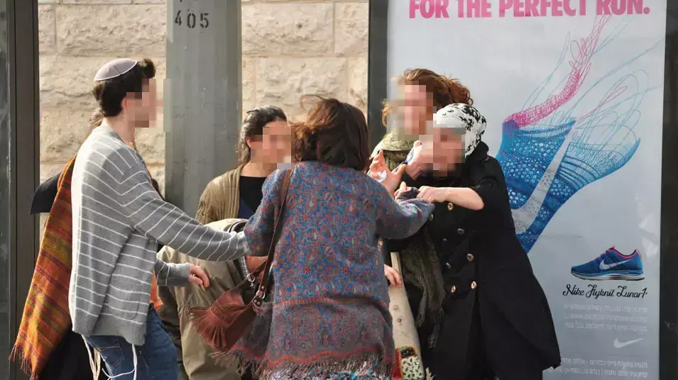 קטטה בין נשים יהודיות לאישה ערביה ברכבת הקלה בירושלים, פברואר 2013 קטטה בין נשים יהודיות לאישה ערביה ברכבת הקלה בירושלים, פברואר 2013