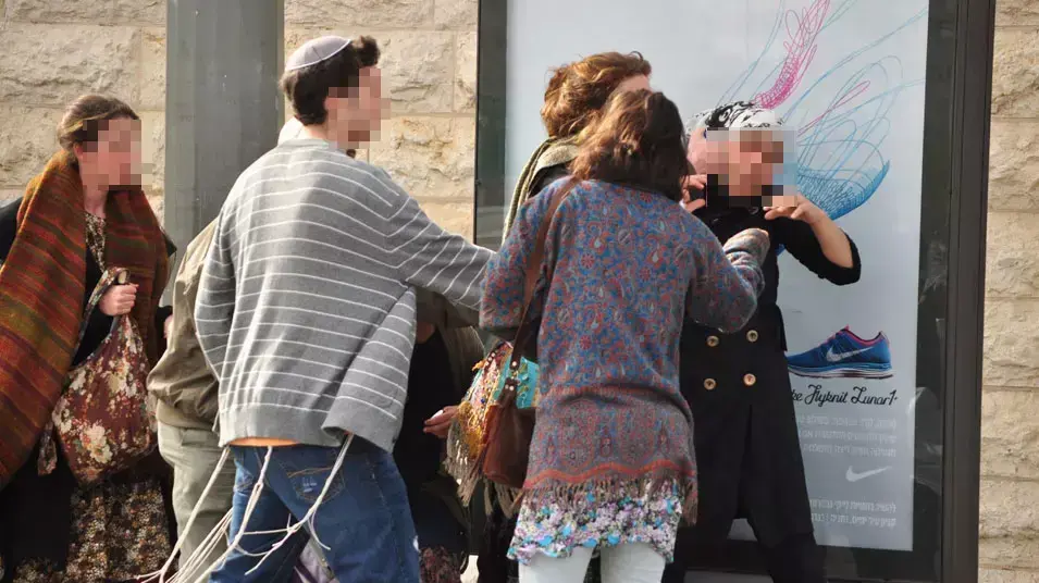 קטטה בין נשים יהודיות לאישה ערביה ברכבת הקלה בירושלים, פברואר 2013