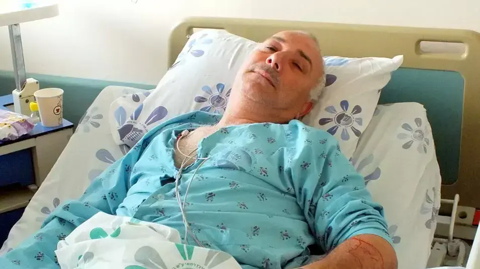 נזאר בזאדוג, נאבק עם נחש צפע ארסי שהכיש אותו בידו והצליח לחסלו, פברואר 2013