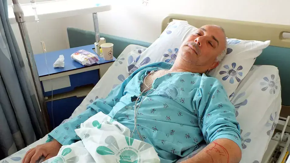 נזאר בזאדוג, נאבק עם נחש צפע ארסי שהכיש אותו בידו והצליח לחסלו, פברואר 2013 נזאר בזאדוג, נאבק עם נחש צפע ארסי שהכיש אותו בידו והצליח לחסלו, פברואר 2013