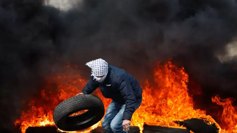 פלסטיני מפגין מחוץ לכלא עופר, פברואר 2013 פלסטיני מפגין מחוץ לכלא עופר, פברואר 2013