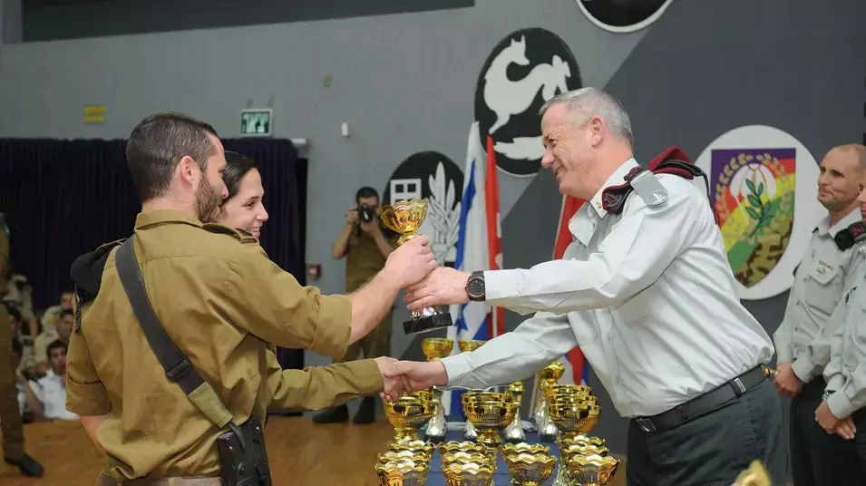 הרמטכ"ל רב-אלוף בני גנץ מעניק את הגביע ללוחמים הרמטכ"ל רב-אלוף בני גנץ מעניק את הגביע ללוחמים