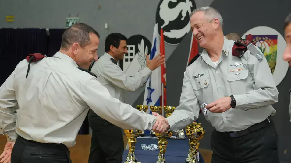 הרמטכ"ל רב-אלוף בני גנץ מעניק את הגביע למח"ט צנחנים אלוף-משנה אמיר הרמטכ"ל רב-אלוף בני גנץ מעניק את הגביע למח"ט צנחנים אלוף-משנה אמיר