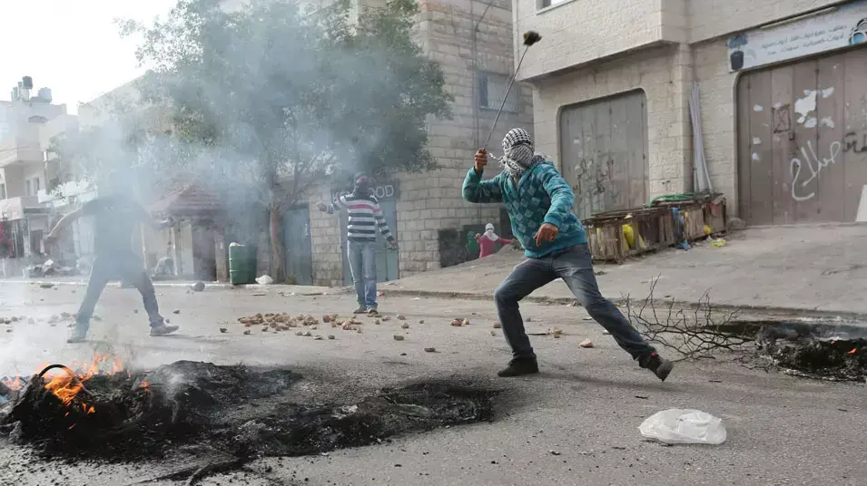 פלסטינים מתעמתים עם חיילי צה"ל בכפר ניעלין פלסטינים מתעמתים עם חיילי צה"ל בכפר ניעלין