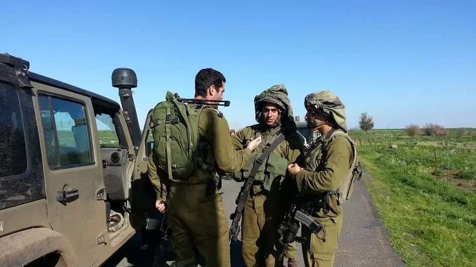 נושא: חיילי צה"ל סורקים את השטח לאיתור שרידים של פצמ"רים סורים שנפלו ברמת הגולן, 2 במרץ 2013
