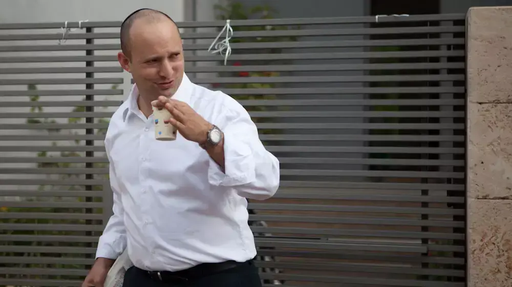 יור הבית היהודי נפתלי בנט יוצא מביתו, מרץ 2013 יור הבית היהודי נפתלי בנט יוצא מביתו, מרץ 2013