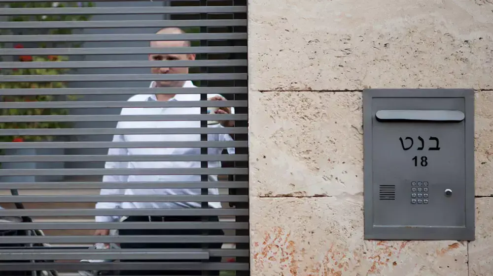יור הבית היהודי נפתלי בנט יוצא מביתו, מרץ 2013 יור הבית היהודי נפתלי בנט יוצא מביתו, מרץ 2013