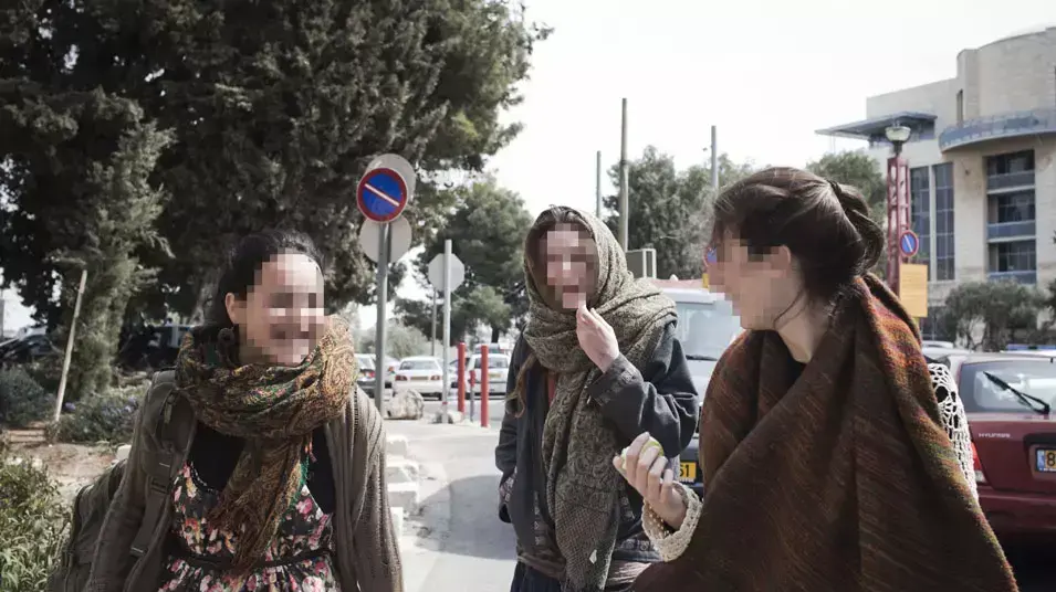 הבנות שהיכו הפלסטינית בתחנת הרכבת בקרית משה ביציאה מבית משפט השלום ירושלים, מרץ 2013