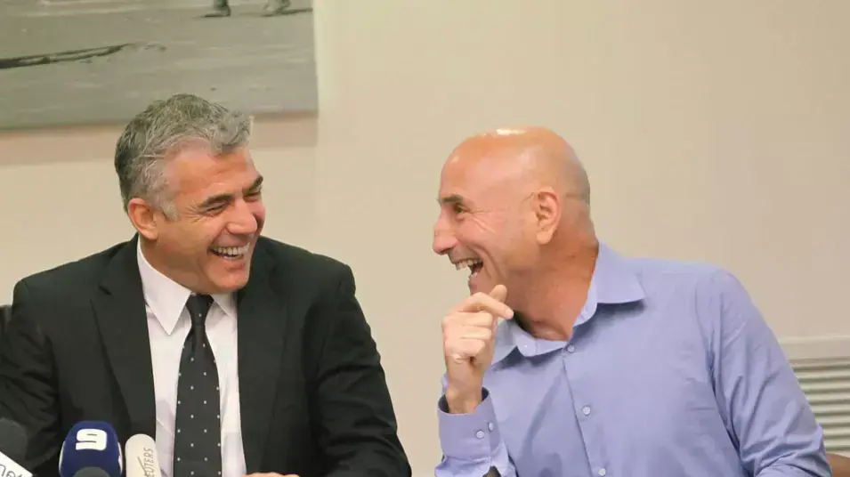 יאיר לפיד, עפר שלח ויעל גרמן בישיבת סיעת יש עתיד, מרץ 2013 יאיר לפיד, עפר שלח ויעל גרמן בישיבת סיעת יש עתיד, מרץ 2013