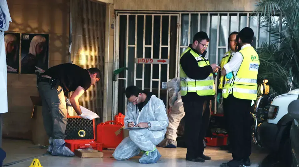 זירת רצח בקריית חיים בה נמצא אדם ירוי במעלית בניין משרדים, מרץ 2013 זירת רצח בקריית חיים בה נמצא אדם ירוי במעלית בניין משרדים, מרץ 2013