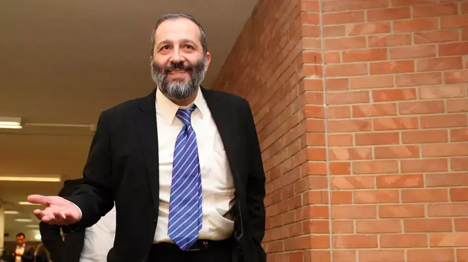 אריב דרעי מגיע לישיבת סיעת ש"ס , מרץ 2013 אריב דרעי מגיע לישיבת סיעת ש"ס , מרץ 2013
