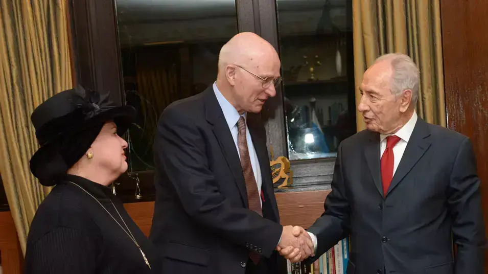 נשיא המדינה שמעון פרס בפגישתו עם מזכיר שר ההגנה לשעבר, מר לורנס קורב ואסתר פולארד, רעייתו של ג'ונתן פולארד, מרץ 2013 נשיא המדינה שמעון פרס בפגישתו עם מזכיר שר ההגנה לשעבר, מר לורנס קורב ואסתר פולארד, רעייתו של ג'ונתן פולארד, מרץ 2013