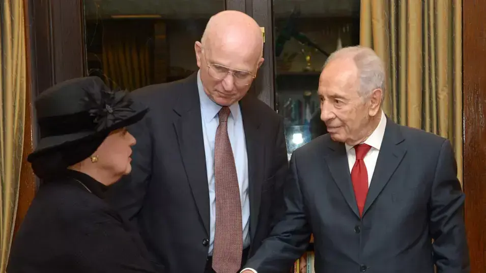 נשיא המדינה שמעון פרס בפגישתו עם מזכיר שר ההגנה לשעבר, מר לורנס קורב ואסתר פולארד, רעייתו של ג'ונתן פולארד, מרץ 2013 נשיא המדינה שמעון פרס בפגישתו עם מזכיר שר ההגנה לשעבר, מר לורנס קורב ואסתר פולארד, רעייתו של ג'ונתן פולארד, מרץ 2013