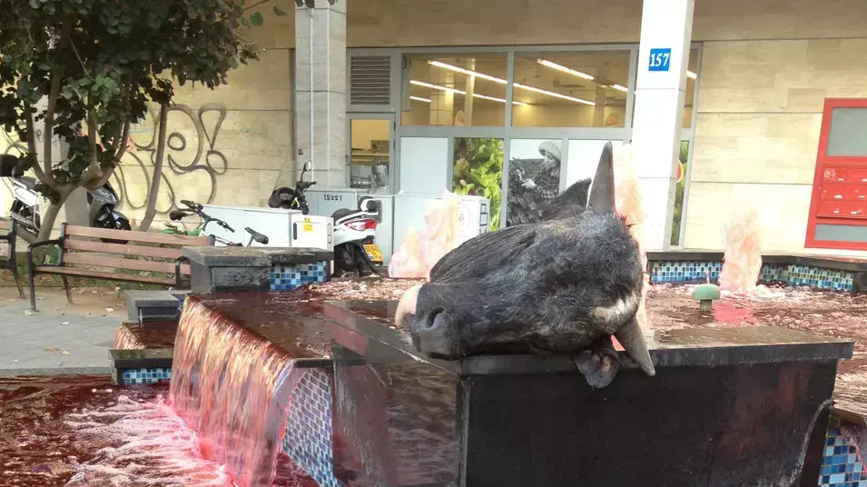 פעילים הניחו ראש של פרה במזרקה ברחוב אבן גבירול בתל אביב וצבעו את המים באדום פעילים הניחו ראש של פרה במזרקה ברחוב אבן גבירול בתל אביב וצבעו את המים באדום