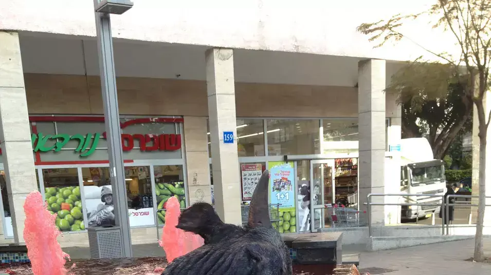 פעילים הניחו ראש של פרה במזרקה ברחוב אבן גבירול בתל אביב וצבעו את המים באדום פעילים הניחו ראש של פרה במזרקה ברחוב אבן גבירול בתל אביב וצבעו את המים באדום