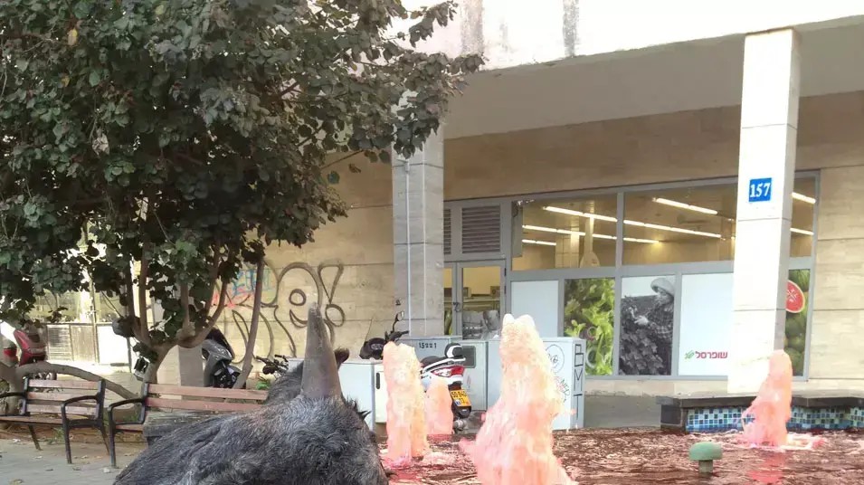 פעילים הניחו ראש של פרה במזרקה ברחוב אבן גבירול בתל אביב וצבעו את המים באדום