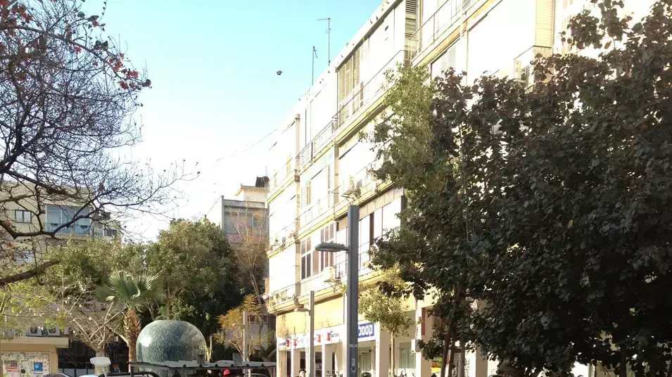 פעילים הניחו ראש של פרה במזרקה ברחוב אבן גבירול בתל אביב וצבעו את המים באדום פעילים הניחו ראש של פרה במזרקה ברחוב אבן גבירול בתל אביב וצבעו את המים באדום