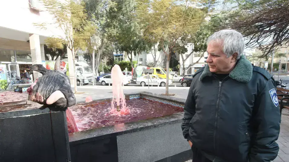 ראש בקר במזרקה באבן גבירול, מרץ 2013
