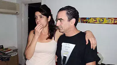 דב תגר, החשוד ברצח שלושה אנשים, עם חטואלה קוזניצוב, שנרצחה אתמול, מרץ 2013 תיוג